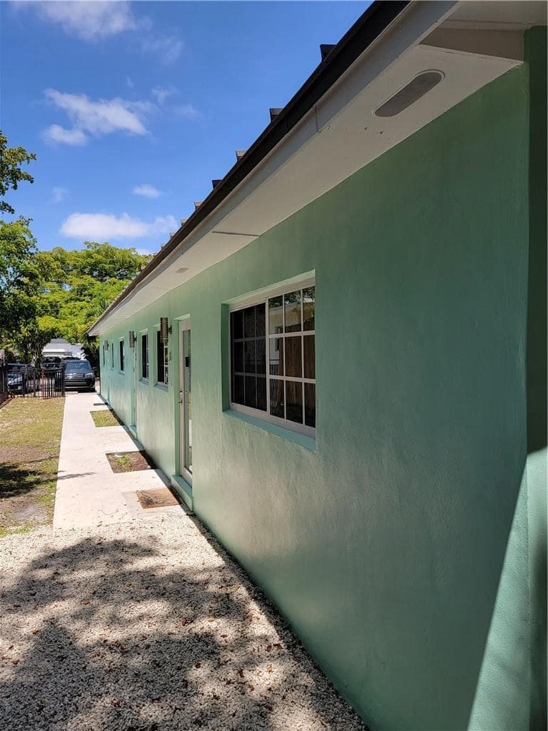 1010 NW 3rd Avenue, Hallandale Beach, FL 33009 — zdjęcie 3