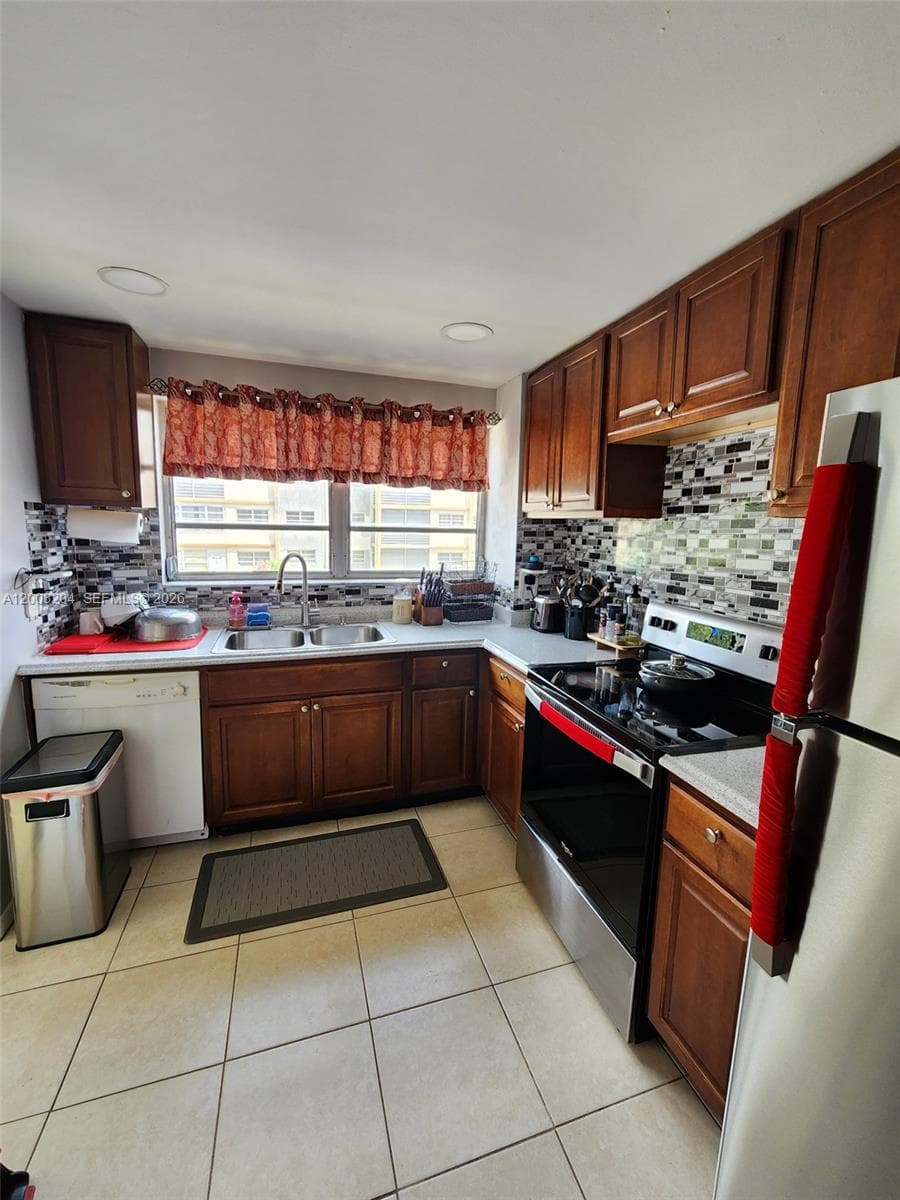 2201 NW 41st Ave # 208, Lauderhill, FL 33313