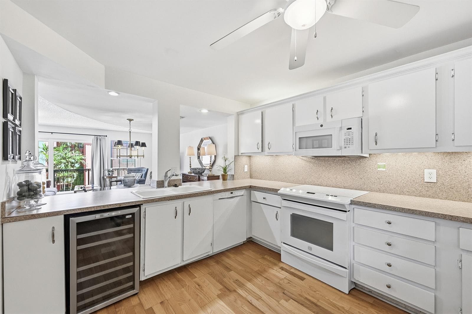 670 Tennis Club Drive # 303, Fort Lauderdale, FL 33311 — zdjęcie 2