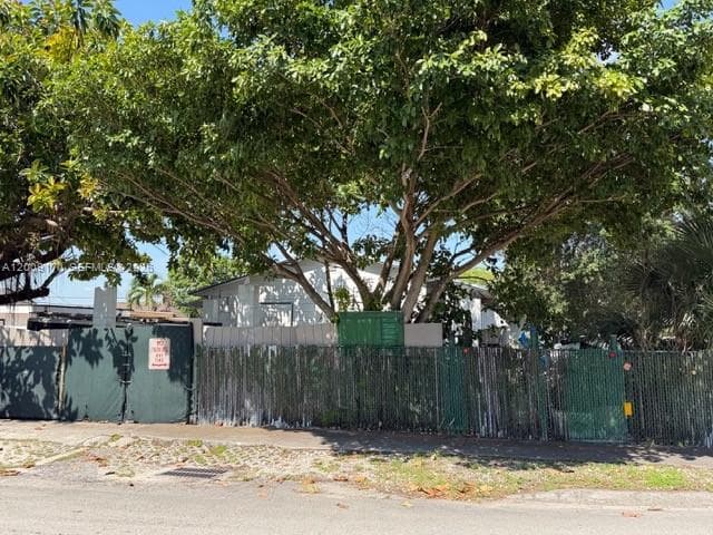 890 E 52nd St, Hialeah, FL 33013 — zdjęcie 2
