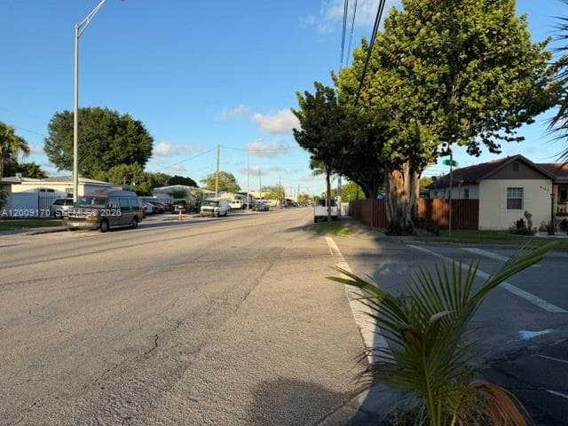 890 E 52nd St, Hialeah, FL 33013 — zdjęcie 3