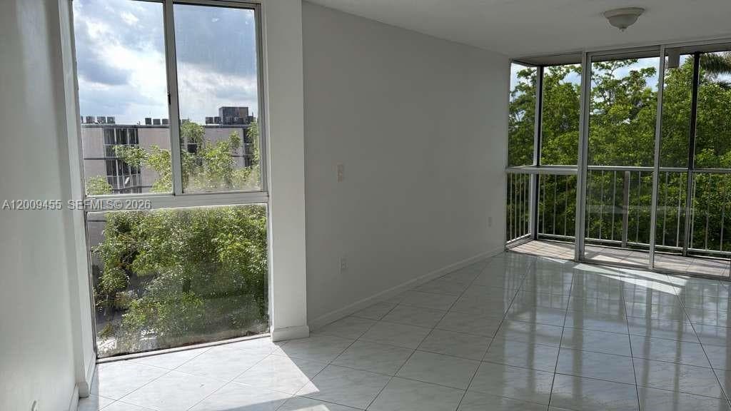 6995 NW 186th St # E507, Hialeah, FL 33015