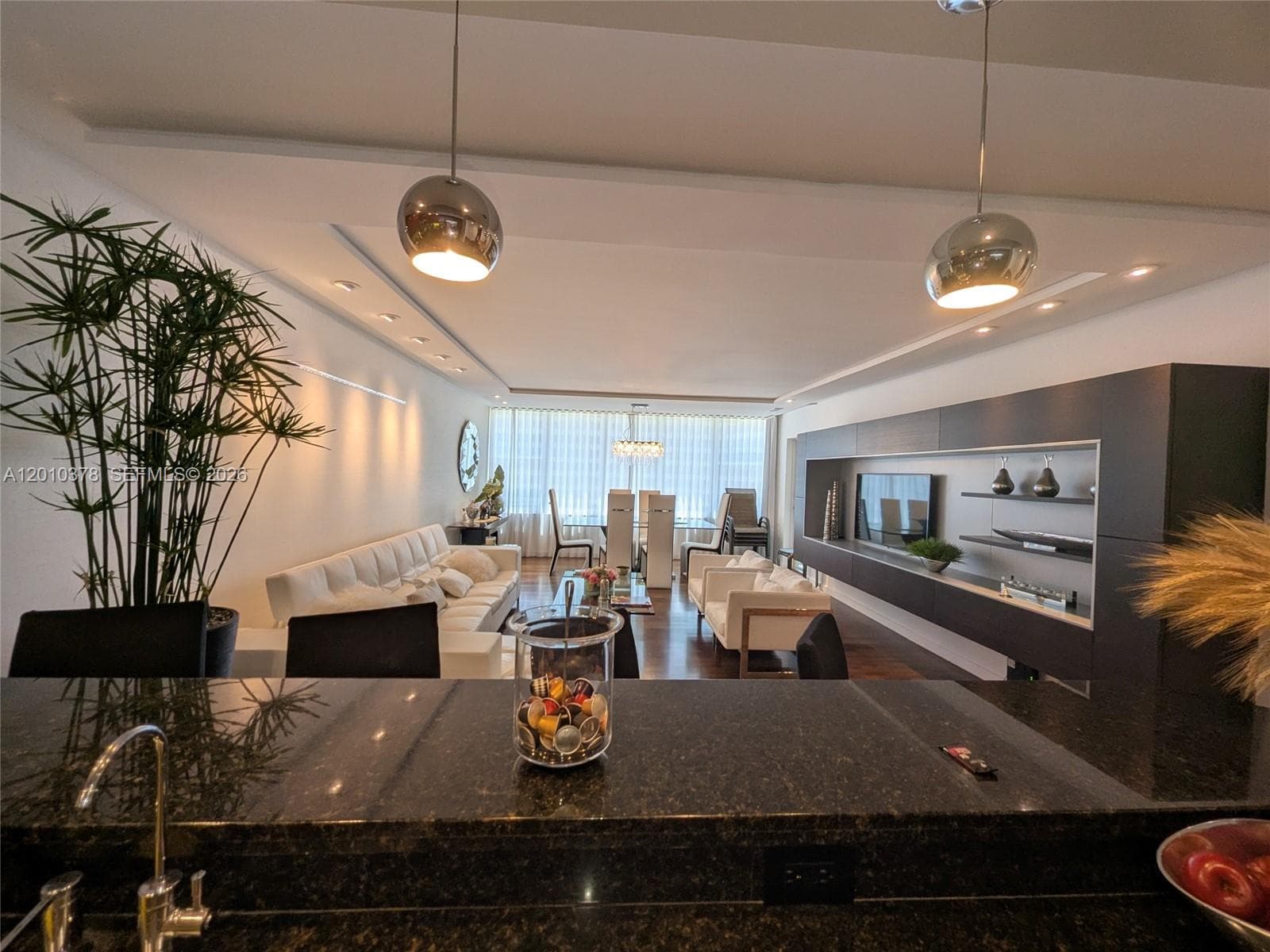 5600 Collins — zdjęcie 3