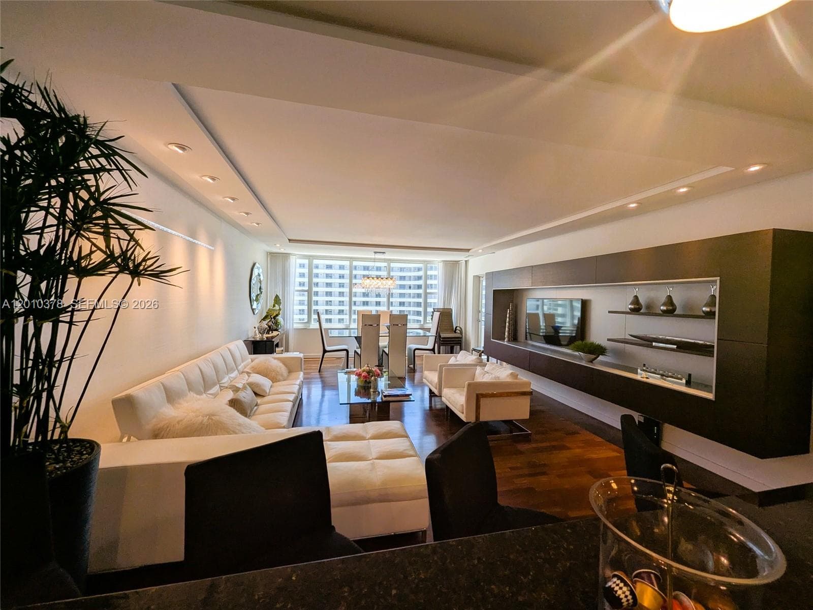 5600 Collins — zdjęcie 5