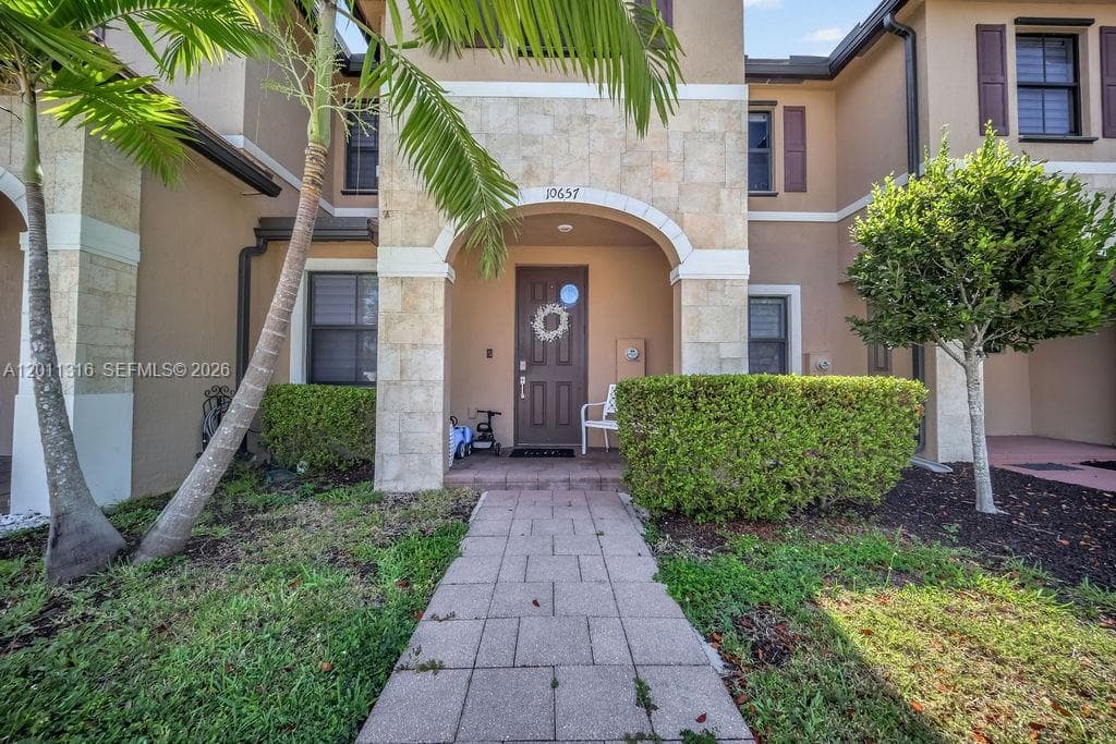 10657 W 32nd Ln, Miami Lakes, FL 33018 — zdjęcie 2