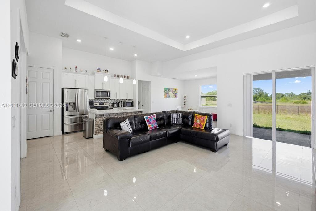 1211 Eclat St E, Lehigh Acres, FL 33974 — zdjęcie 3