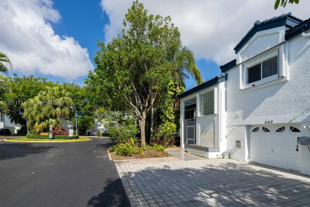 243 NE 212th Ter, Miami, FL 33179 — zdjęcie 2