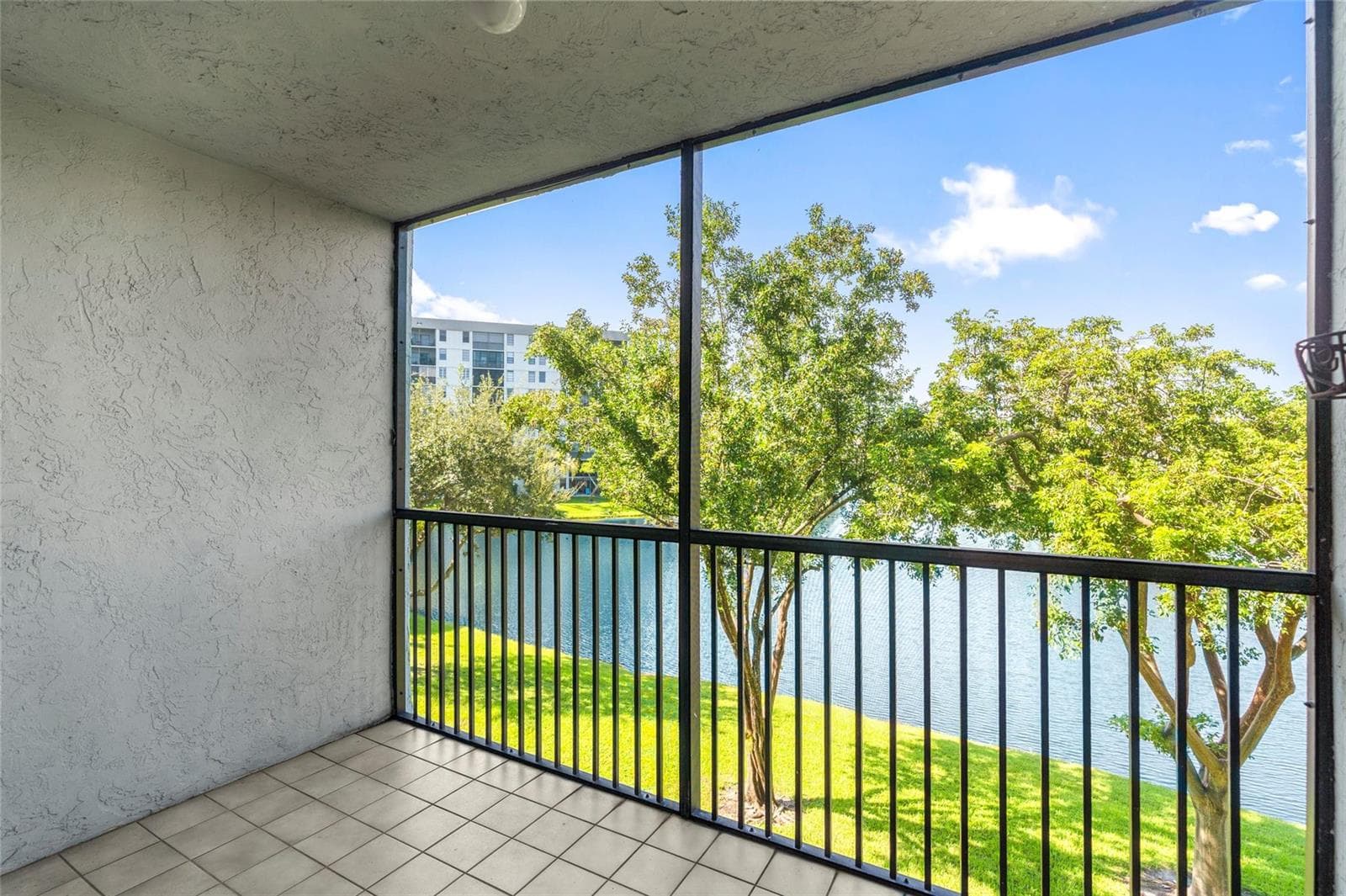 2226 N Cypress Bend Drive # 308, Pompano Beach, FL 33069 — zdjęcie 2