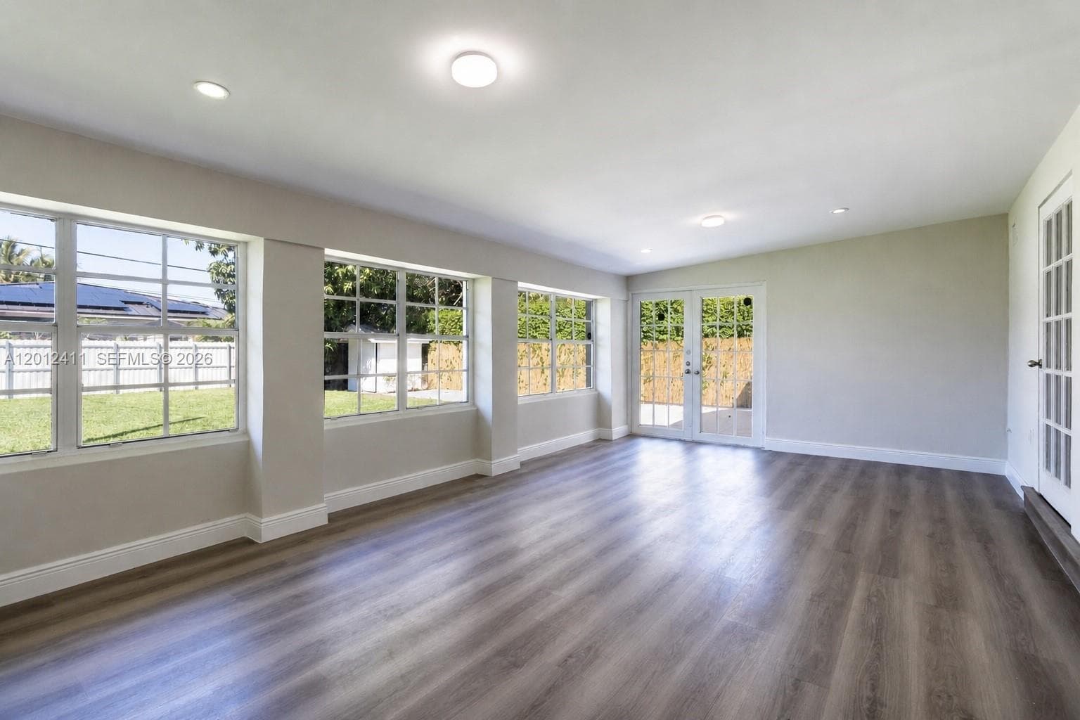 395 W 39th Pl, Hialeah, FL 33012 — zdjęcie 2