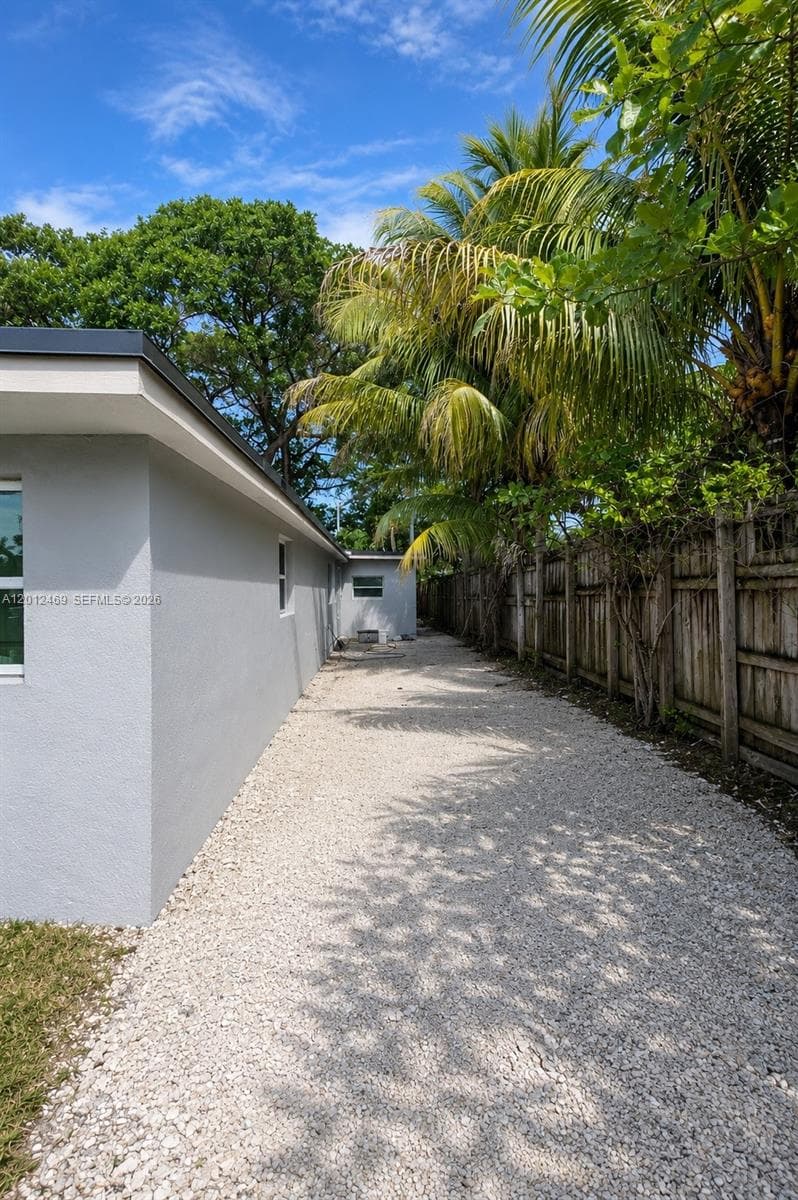 1861 NW 112th St, Miami, FL 33167 — zdjęcie 2