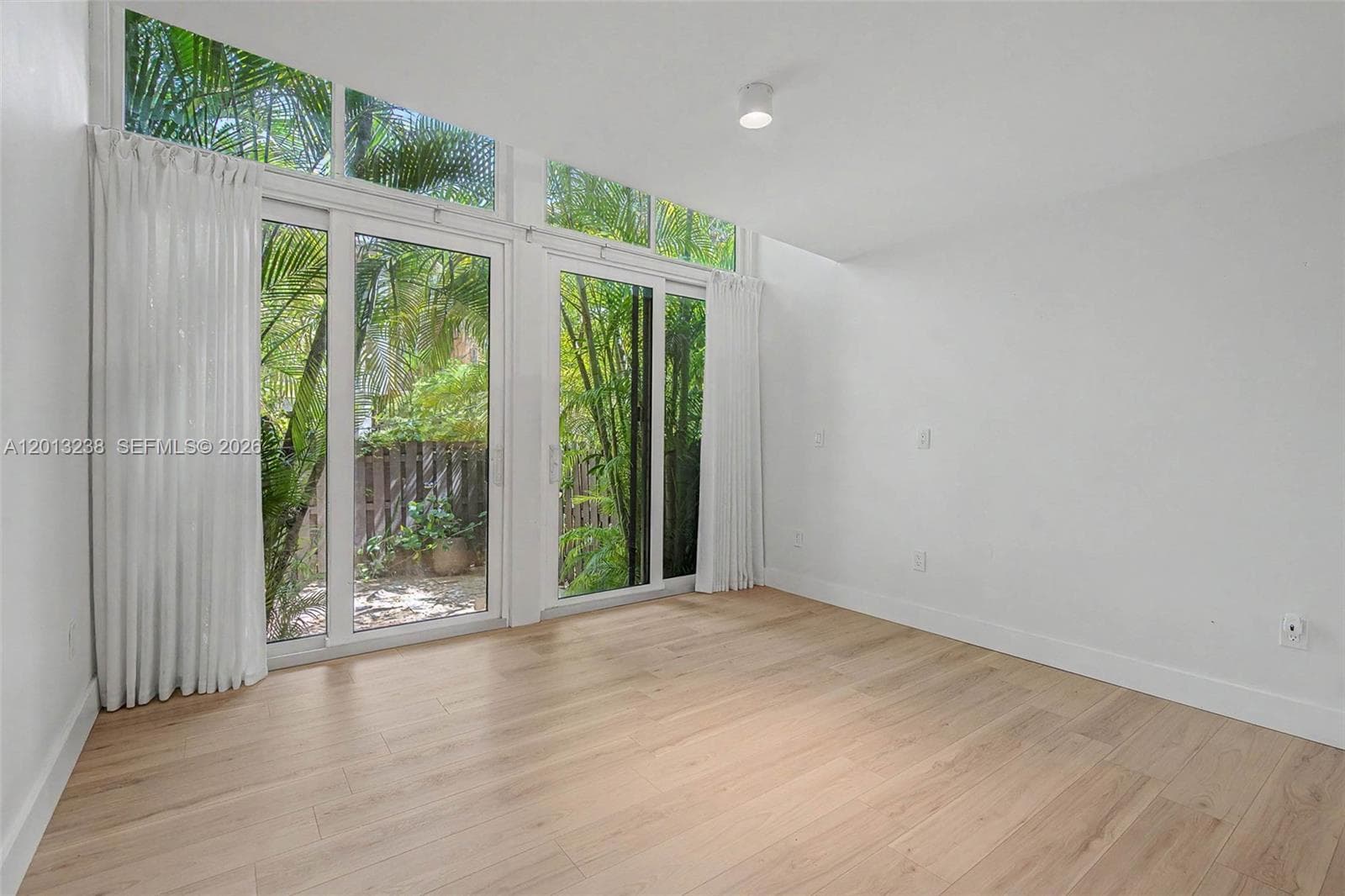 2984 Mary St, Miami, FL 33133 — zdjęcie 3