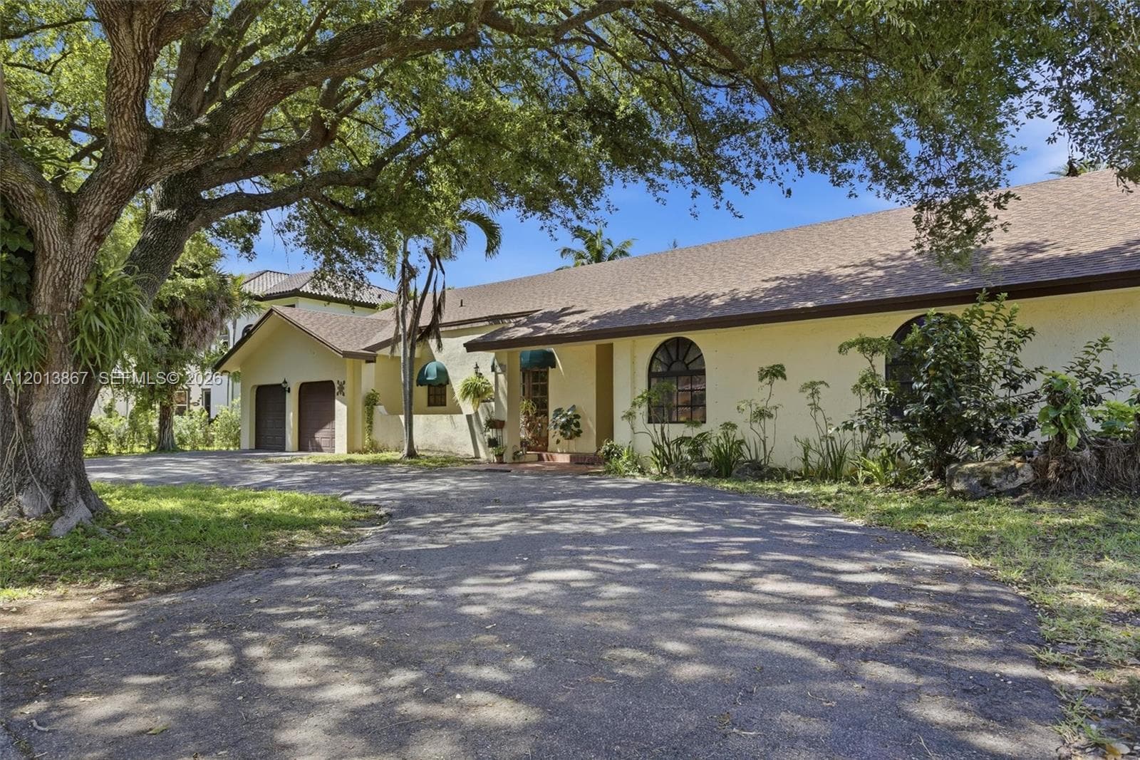 7200 N Oakmont Dr, Hialeah, FL 33015 — zdjęcie 2