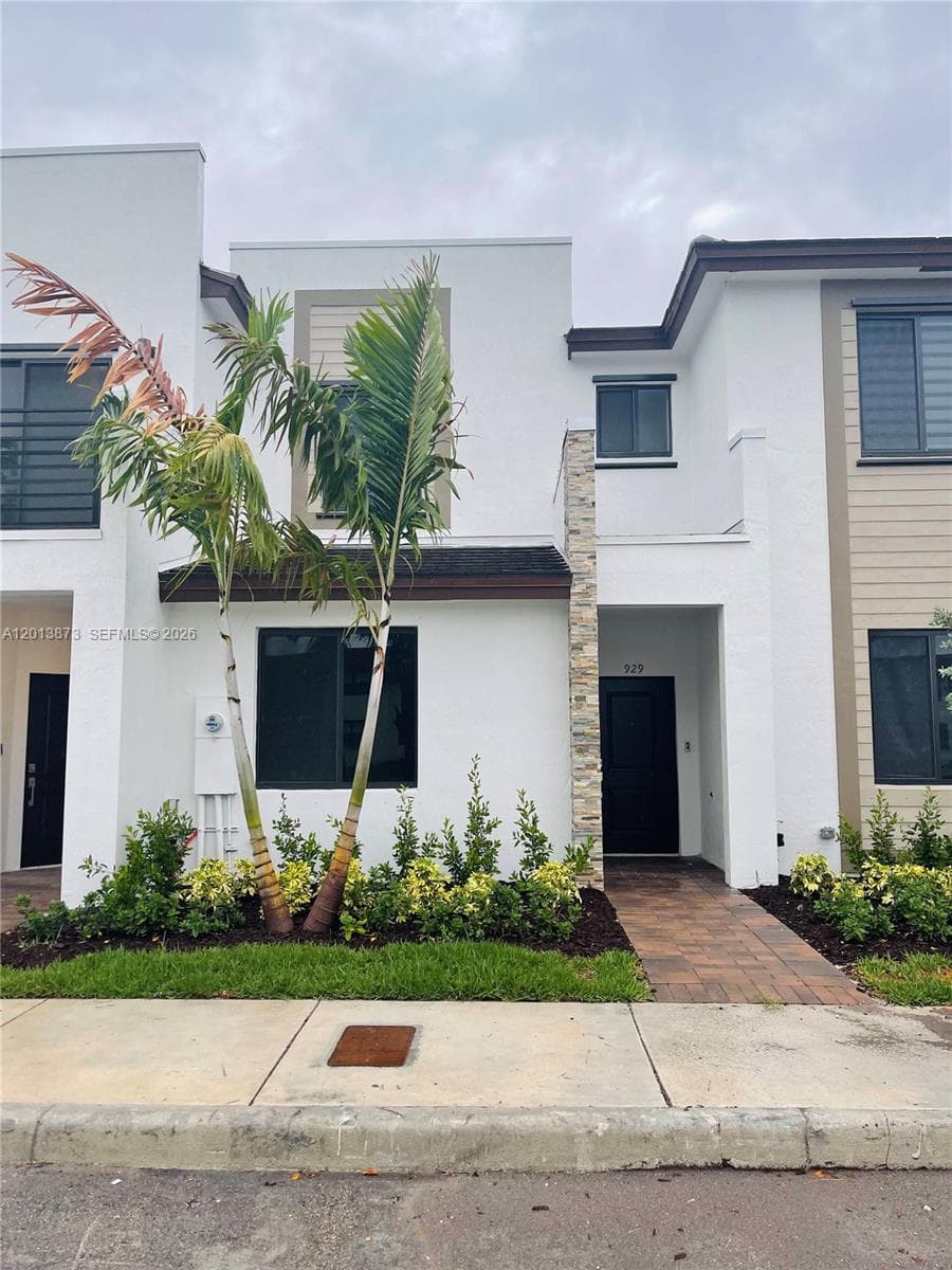 929 NE 211th St, Miami, FL 33179
