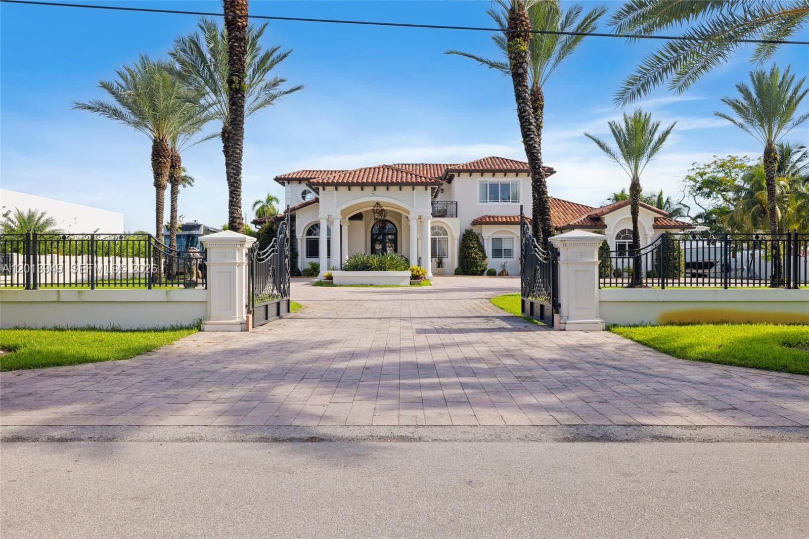 9861 NW 135th St, Hialeah Gardens, FL 33018 — zdjęcie 2