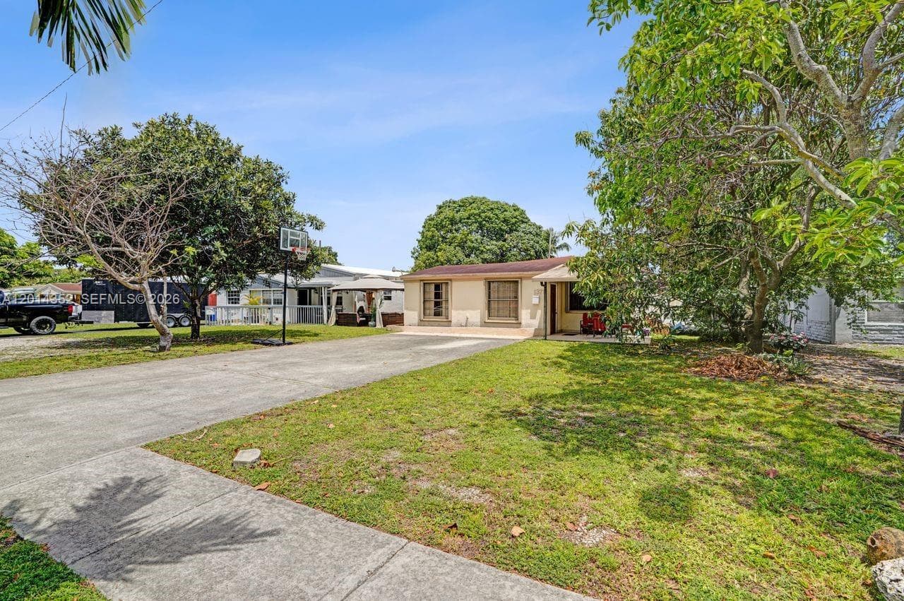 1379 NE 177th St, North Miami Beach, FL 33162 — zdjęcie 3