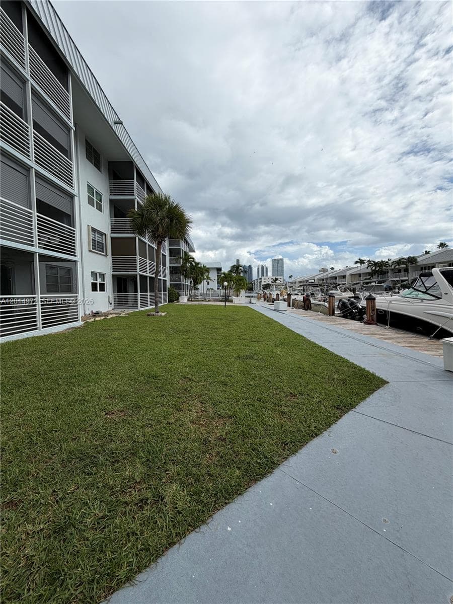 3550 NE 169th St # 107 Plus 40ft  Deck, North Miami Beach, FL 33160 — zdjęcie 3