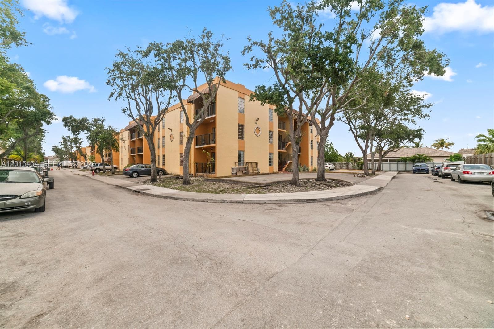 525 W 69th St # 306, Hialeah, FL 33014