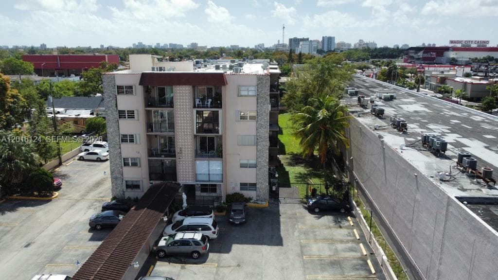 3640 NW 9th St # 201, Miami, FL 33125 — zdjęcie 4