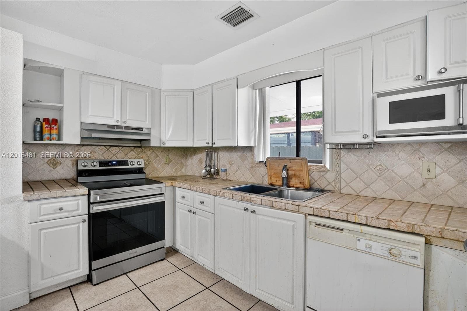 2451 NW 11th St, Miami, FL 33125 — zdjęcie 2