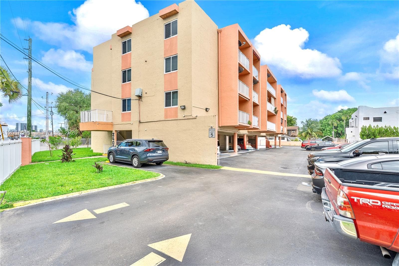 2400 NW 16th St Rd, Miami, FL 33125