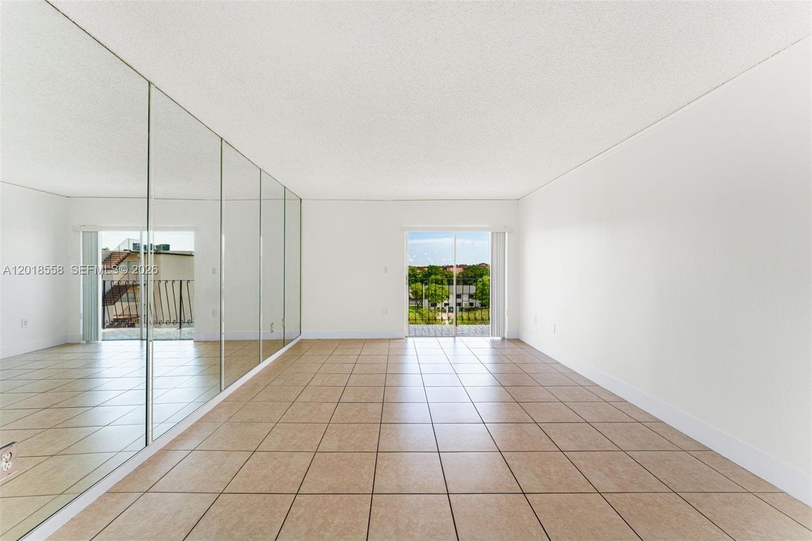 1950 W 54th St # 412, Hialeah, FL 33012 — zdjęcie 2