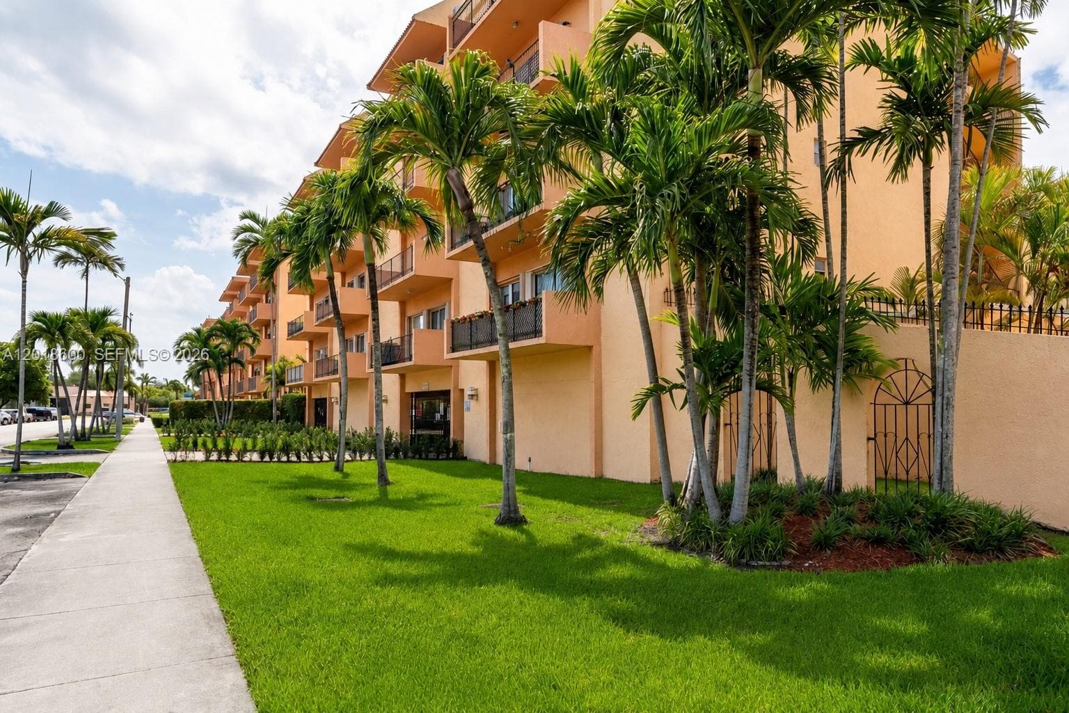 1900 W 54th St # 220, Hialeah, FL 33012 — zdjęcie 2