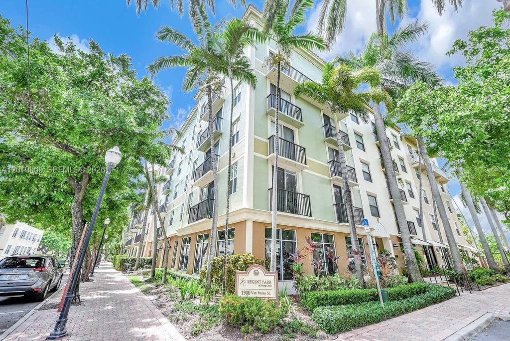 1900 Van Buren St # 113B, Hollywood, FL 33020