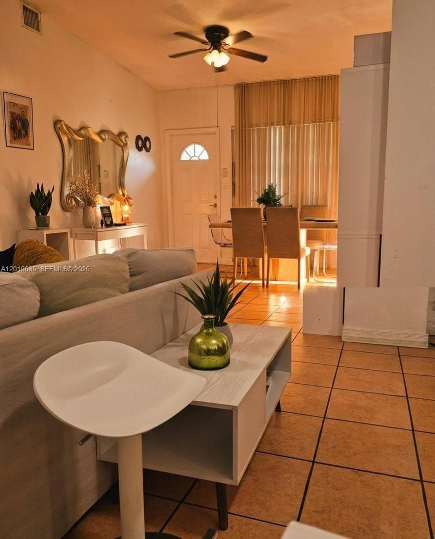 571 NE 172nd St, North Miami Beach, FL 33162 — zdjęcie 2