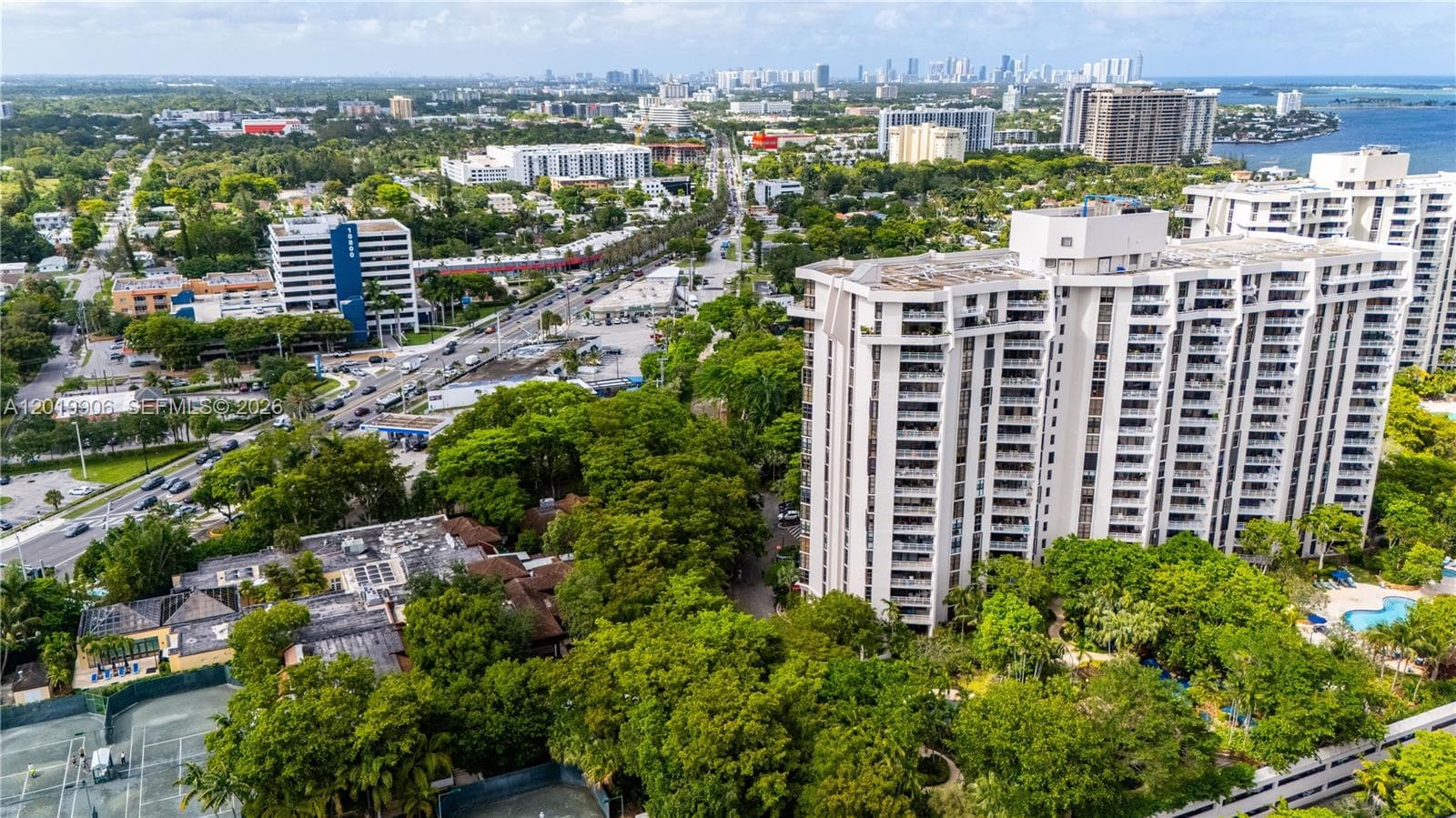 2000 Towerside Ter # 311, Miami, FL 33138 — zdjęcie 2