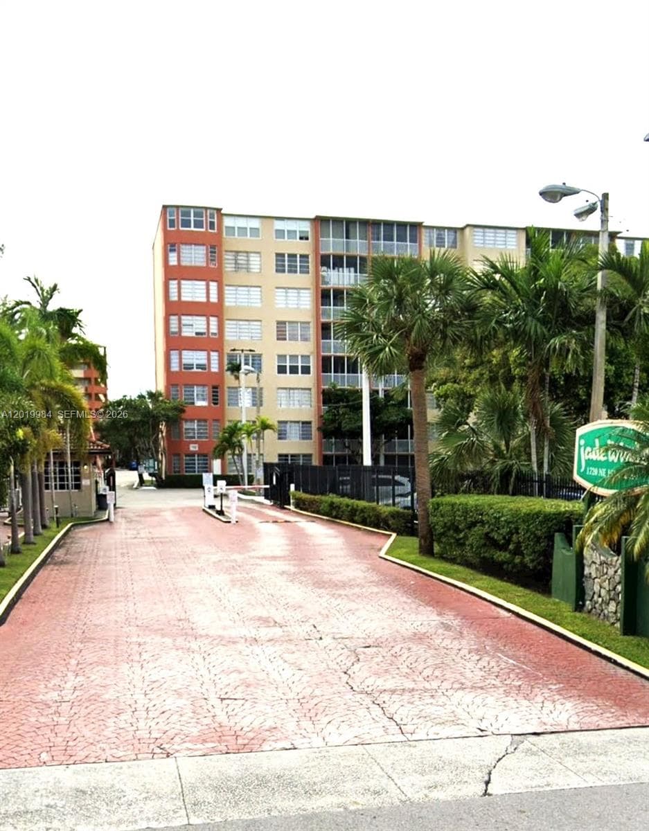 1770 NE 191st St # 813-1, Miami, FL 33179 — zdjęcie 3