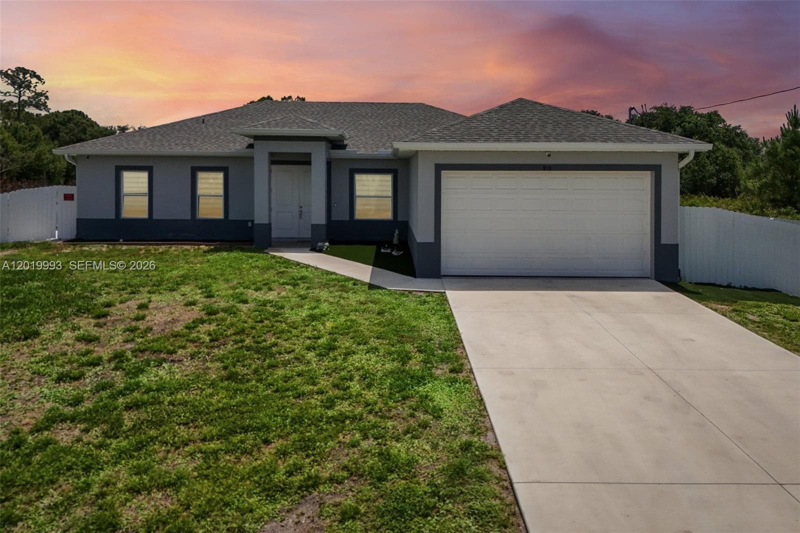 910 Richmond Ave N, Lehigh Acres, FL 33972 — zdjęcie 2