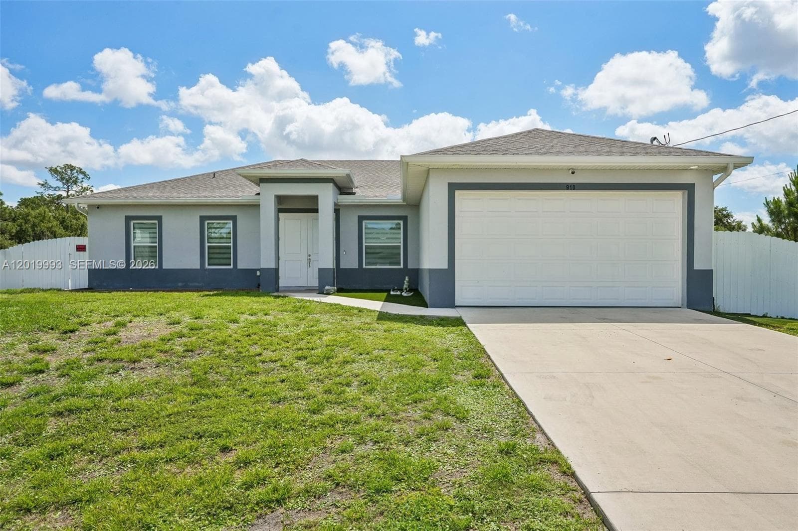 910 Richmond Ave N, Lehigh Acres, FL 33972 — zdjęcie 3