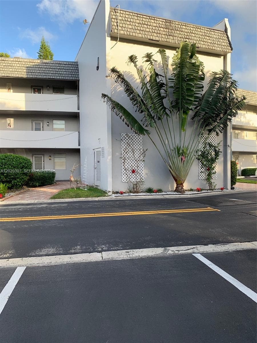 7797 Golf Cir Dr # 310, Margate, FL 33063