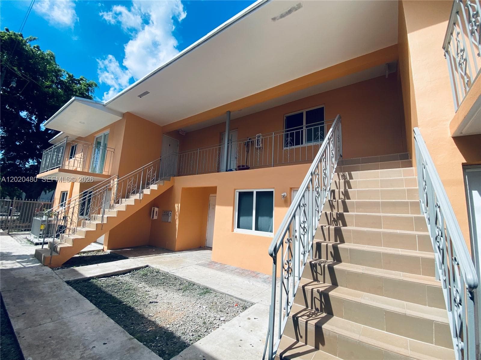 1121 NW 4  ST, Miami, FL 33128 — zdjęcie 2