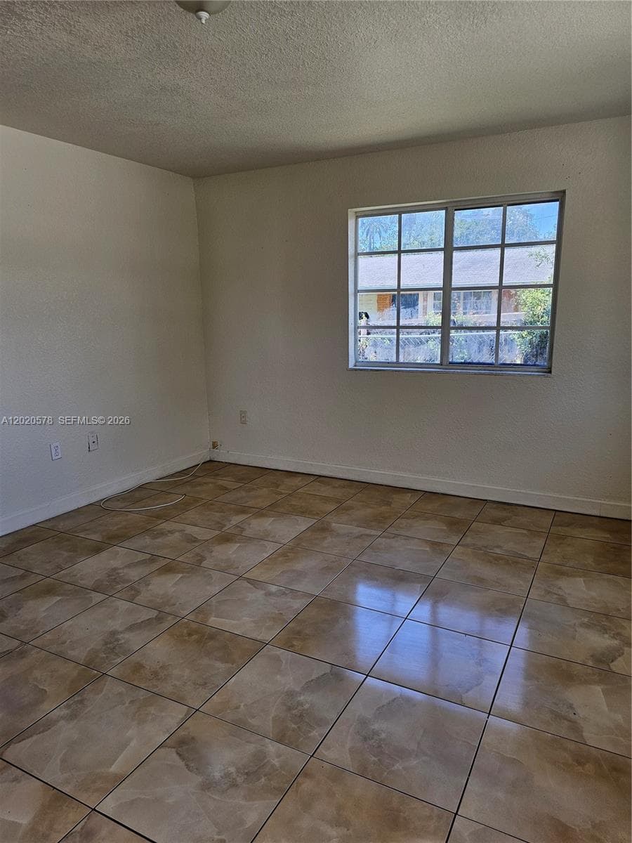 15700 NW 37th Pl, Miami Gardens, FL 33054 — zdjęcie 2
