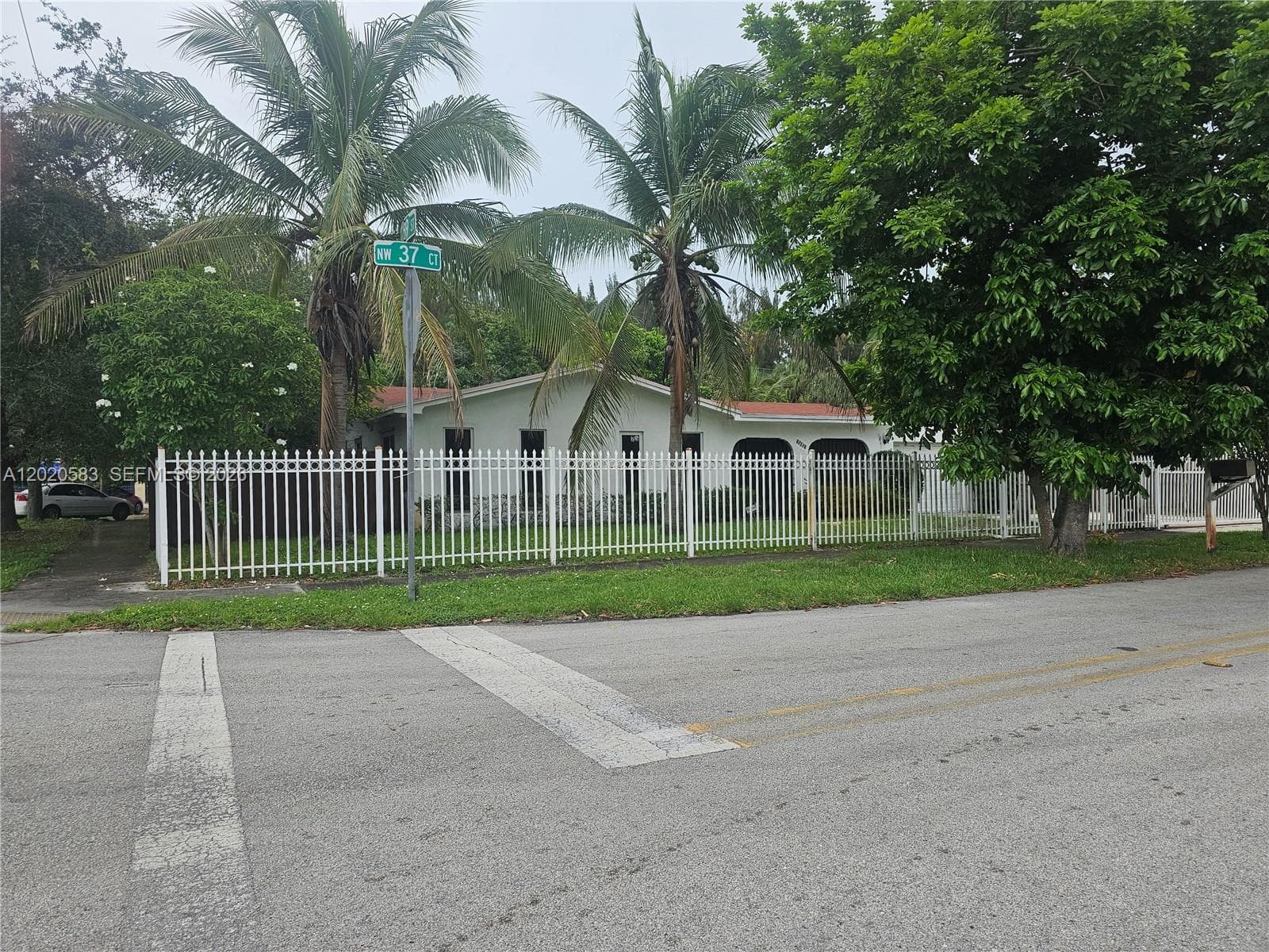 15851 NW 37th Ct, Miami Gardens, FL 33054 — zdjęcie 2