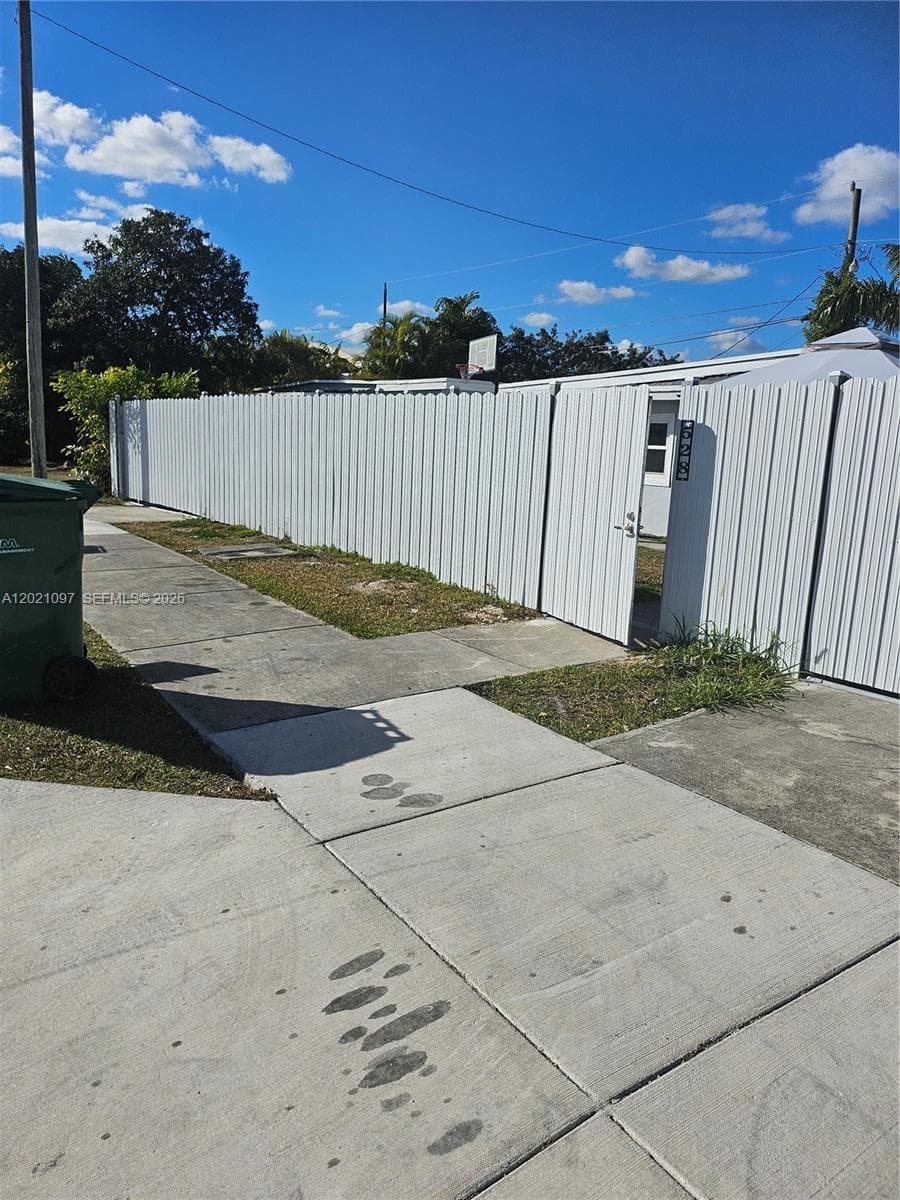 528 NW 10th St, Florida City, FL 33034 — zdjęcie 5