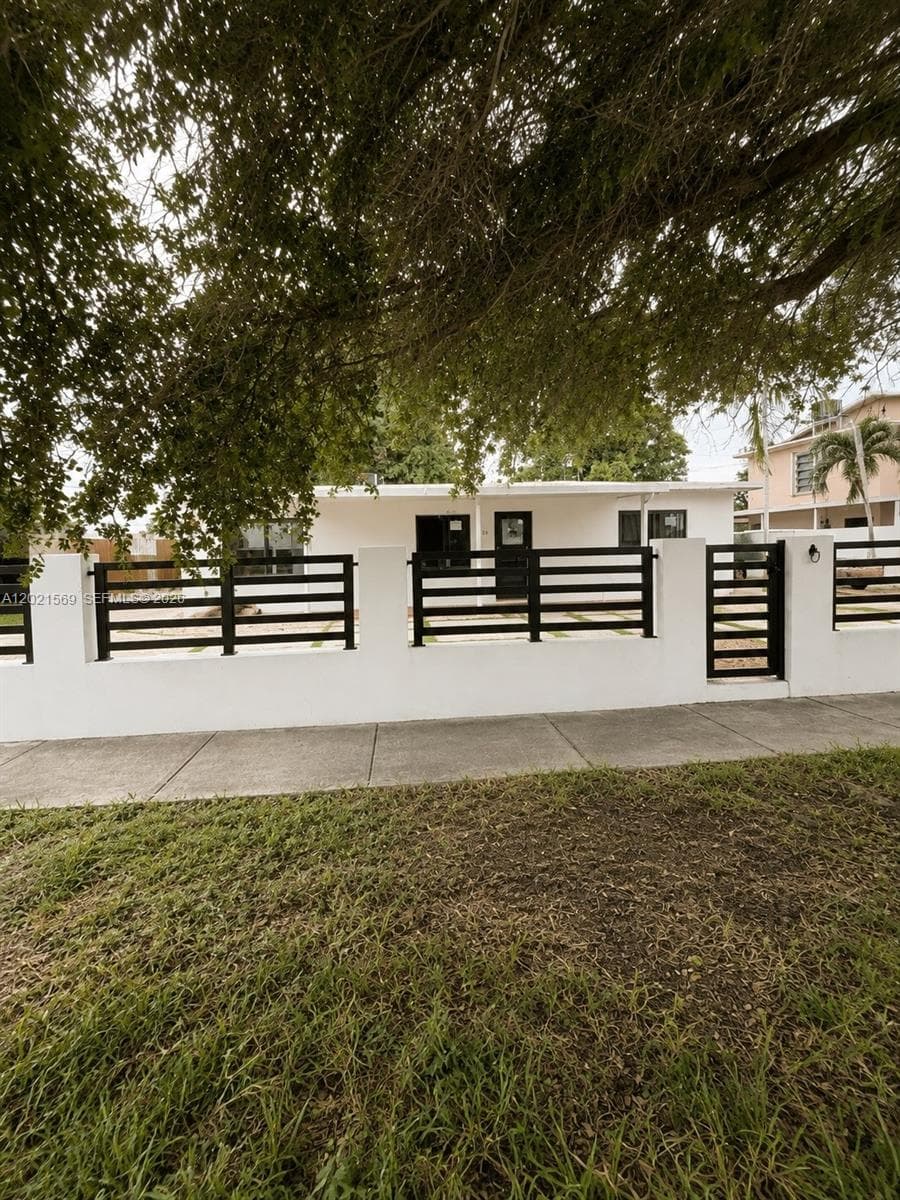 1120 E 6th Ct, Hialeah, FL 33010 — zdjęcie 2