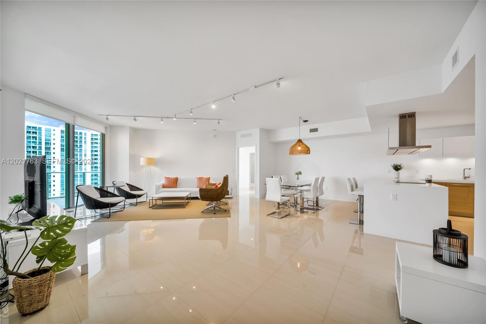 17301 Biscayne Blvd # 907, North Miami Beach, FL 33160 — zdjęcie 2