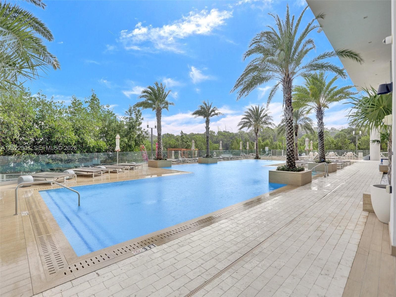 16385 N Biscayne Blvd # 403, North Miami Beach, FL 33160 — zdjęcie 2