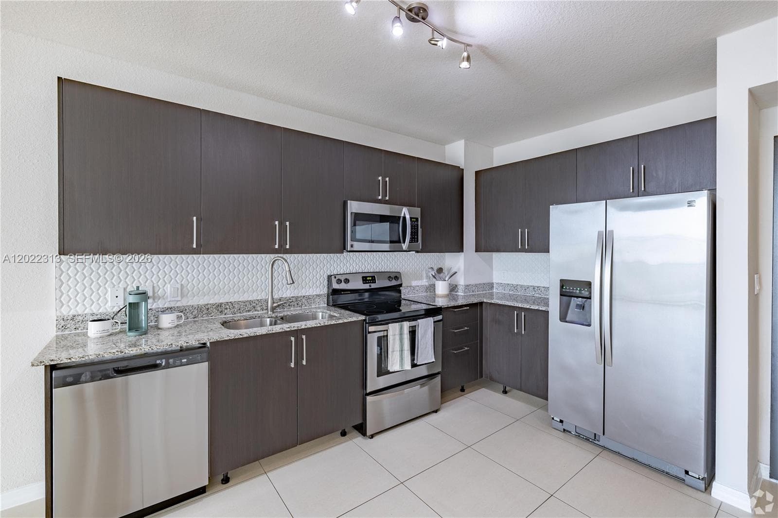2001 Ludlam # 414, West Miami, FL 33147 — zdjęcie 4
