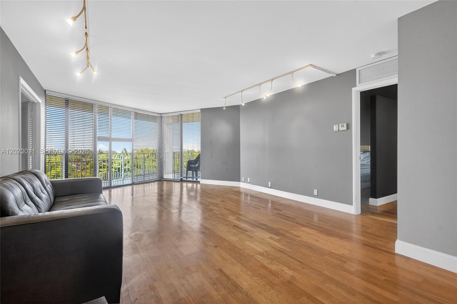 2000 Towerside Ter # 709, Miami, FL 33138 — zdjęcie 2