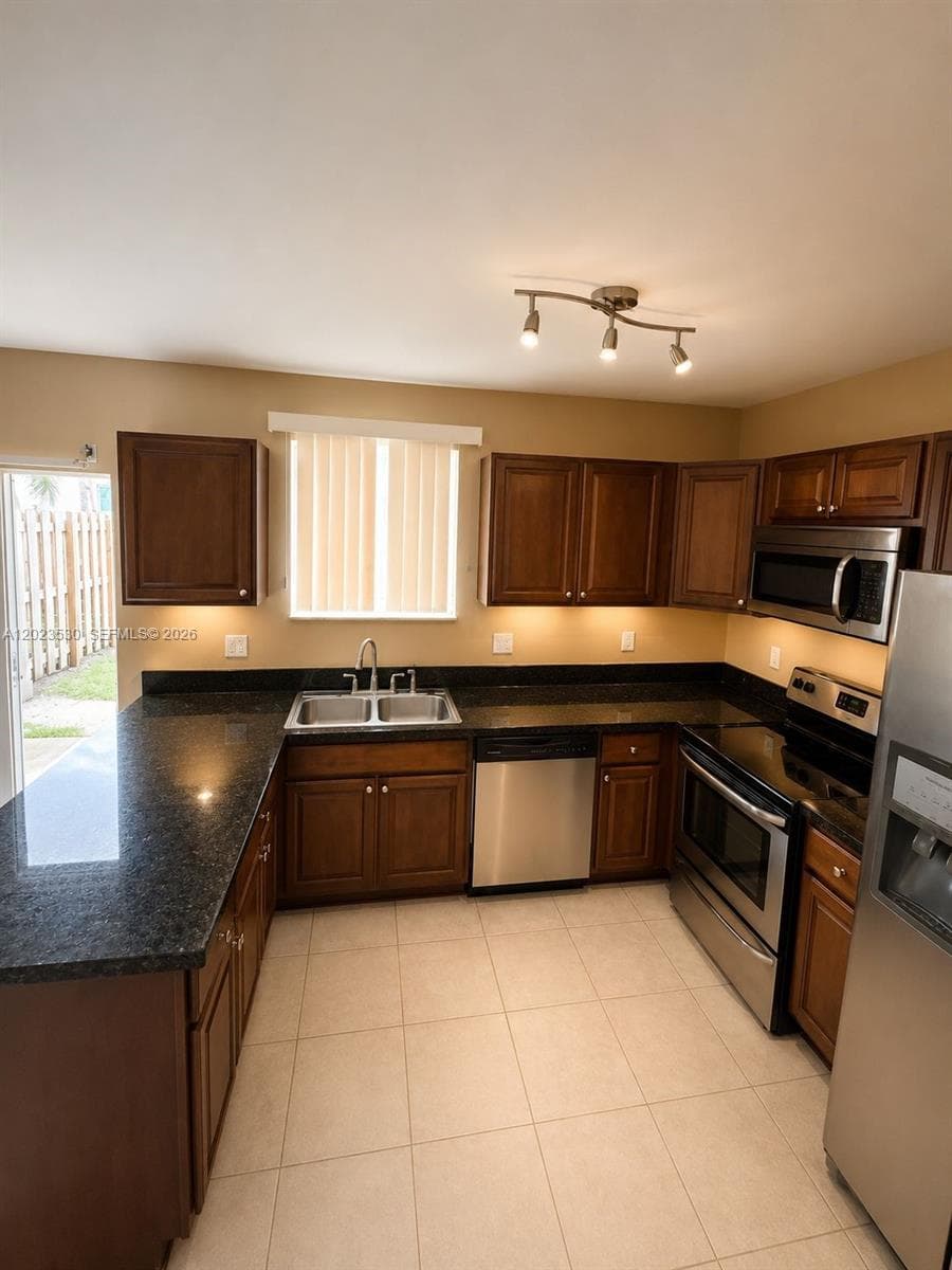 1827 NW 142nd Ln, Opa-Locka, FL 33054 — zdjęcie 2