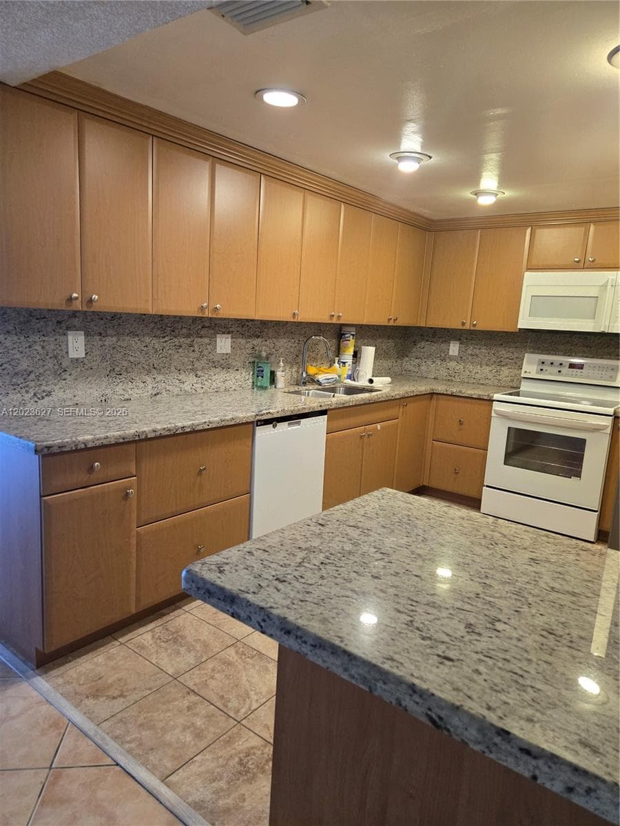 9735 NW 52nd St # 208, Doral, FL 33178 — zdjęcie 3