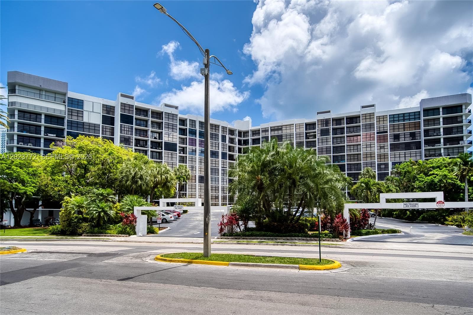 600 SW Parkview Dr # 505, Hallandale Beach, FL 33009 — zdjęcie 2