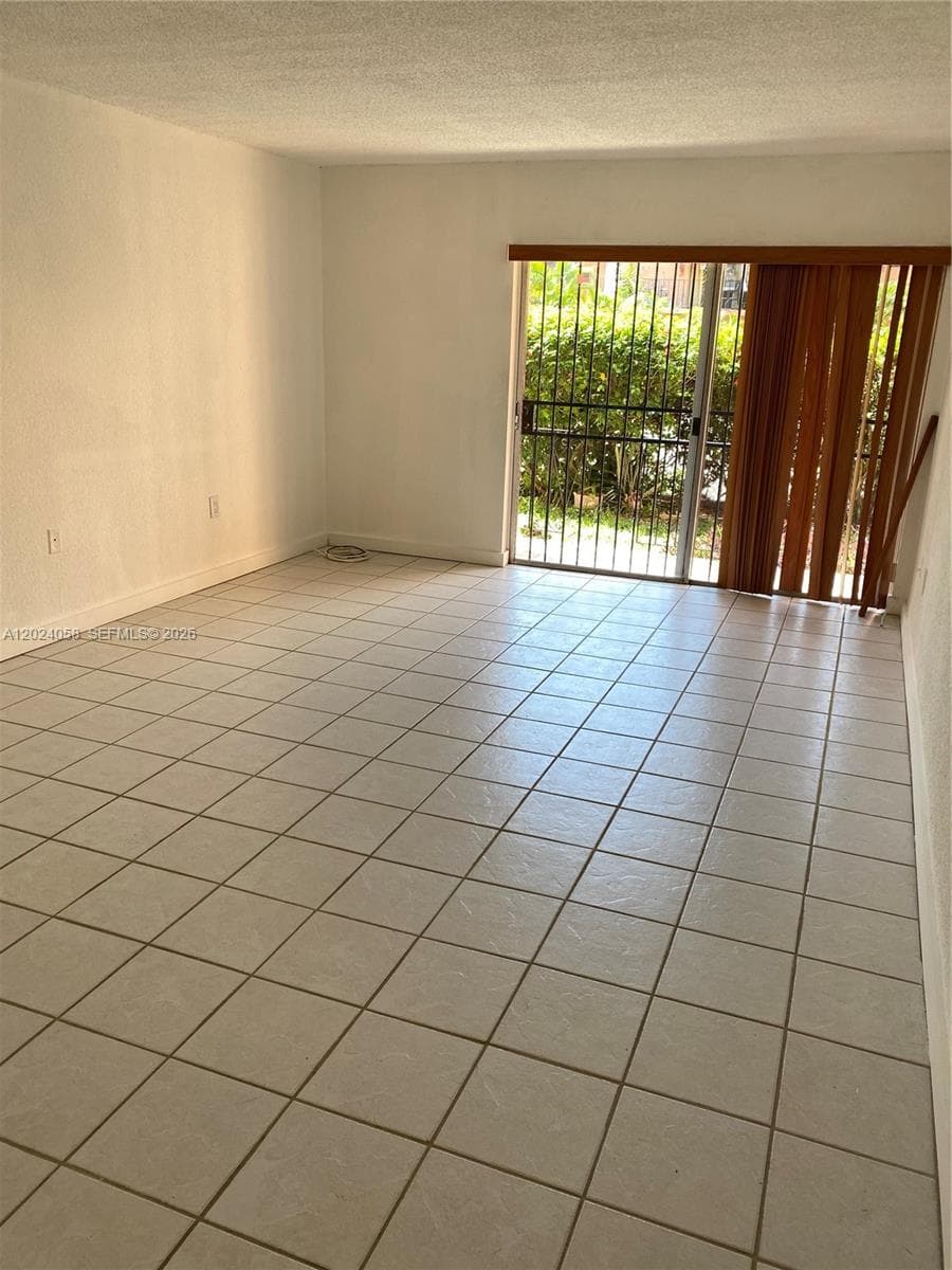 1300 W 47th Pl # 118, Hialeah, FL 33012 — zdjęcie 2