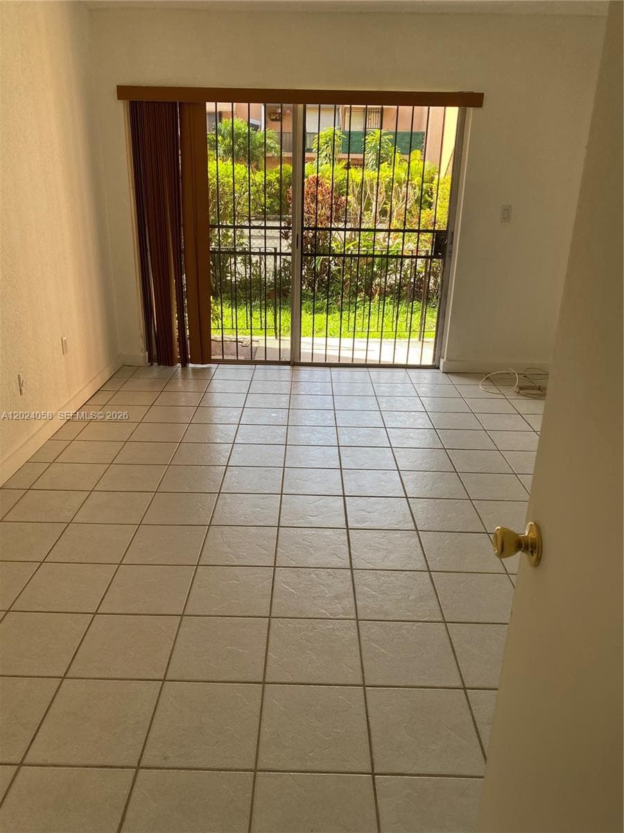 1300 W 47th Pl # 118, Hialeah, FL 33012 — zdjęcie 3