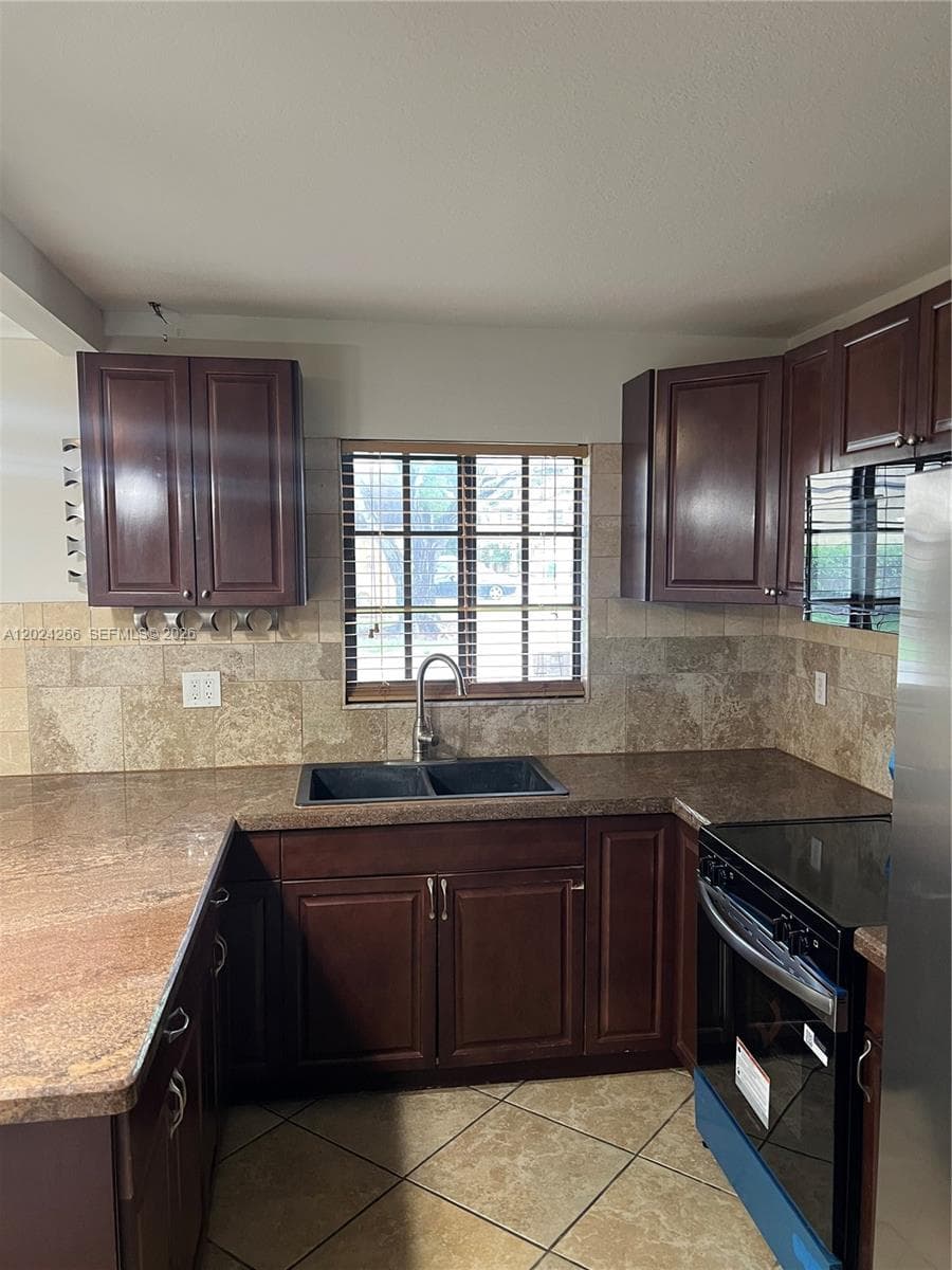 1126 NE 209th Ter, Miami, FL 33179 — zdjęcie 3