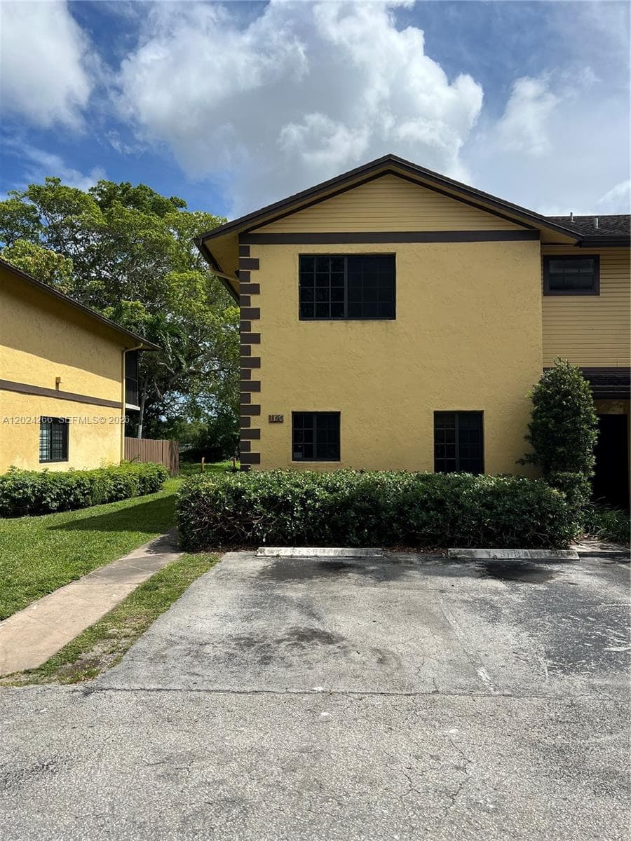 1126 NE 209th Ter, Miami, FL 33179 — zdjęcie 5