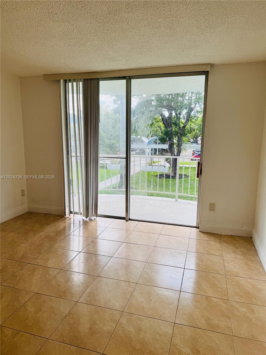 486 NW 165th St Rd # B-201, Miami, FL 33169 — zdjęcie 2